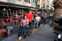 CEMAL GÜRSEL - Karşıyaka'da Engelli Yollarını Kapatana Dikkat Çeken Not