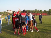 ŞAMPİYONLUK KUPASI - Saltukovaspor-U19 Futbol Takımına Şampiyonluk Kupası Verildi