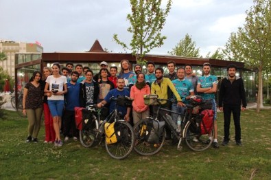 Fransız Ve İsviçreli Bisikletli Gezginlerin Yolu Elazığ'da Kesişti