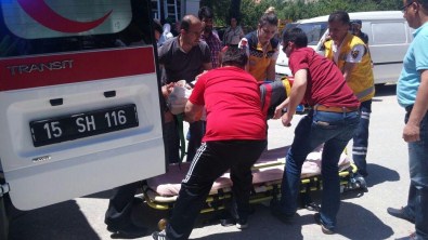 Karamanlı'da Motosiklet Yayaya Çarptı Açıklaması 2 Yaralı