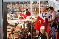 KOCAELİ KİTAP FUARI - Kocaeli Kitap Fuarı Kırmızı Beyaza Boyandı
