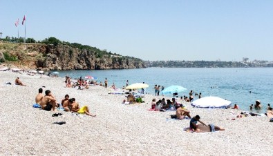 Konyaaltı Sahili'ne 19 Mayıs Akını