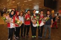 SERVET TAZEGÜL - Şampiyon Tekvandocular Yurda Döndü