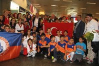 SERVET TAZEGÜL - Şampiyonlar Taekwondocular Yurda Döndü