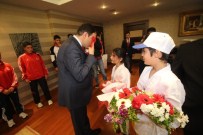 SPOR AYAKKABI - Vali Işın Milli Sporcuları Kabul Etti