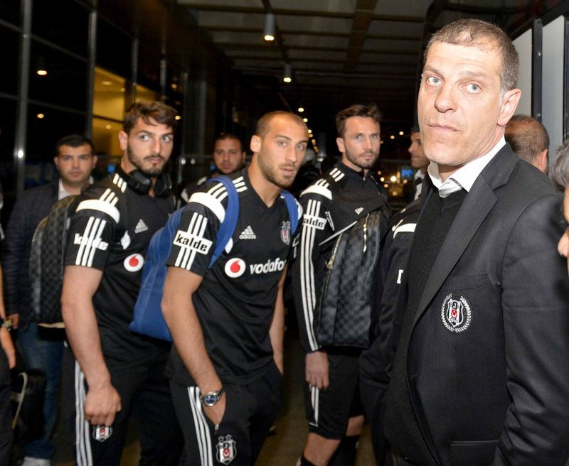 Beşiktaş'a taraftardan protestolu karşılama