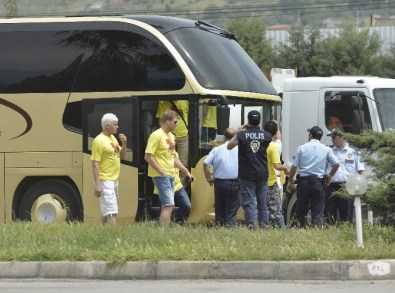 Avrupa'dan Gelen Göztepeli Taraftarlara 'Polis'Şakası