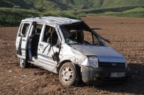 Kamyonet Şarampole Yuvarlandı Açıklaması 2 Ölü 4 Yaralı