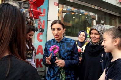 Kız Öğrencilerden AK Parti'li Adayı Güldüren İstek