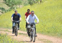 SPOR AYAKKABI - 'Parke Taşı Döşenmesi İçin'Bisiklet Yarışı Yaptılar