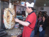 KUTLU DOĞUM - Vatandaşlara Bedava Döner Ve Yemek Dağıttı