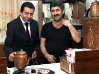 FEVZI ZıRHLıOĞLU - Zırhlıoğlu Vatandaşlara Elleriyle Çay İkram Etti