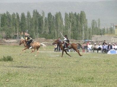 19 Mayıs'ta Atlı Cirit Gösterisi Yapıldı