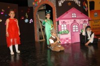 ADİLE NAŞİT - Adile Naşit Tiyatrosu'nda Mezuniyet Coşkusu