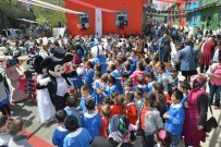 KALDIRIM ÇALIŞMASI - Adnan Yılmaz, Rengarenk Sokağı Görünce Böyle Söyledi; 'Herkes Konuşur, Ali Korkut Yapar'