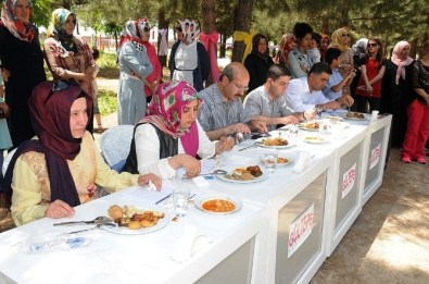 Anneler Yaptıkları Yemeklerle Yarıştı