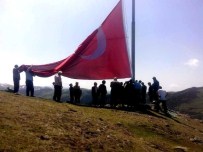 Giresunlu Hüseyin Pakdemir Şehit Savcı Mehmet Selim Kiraz İçin 54 Metrekarelik Türk Bayrağı Dikti
