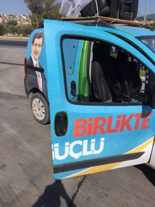 İzmir'de AK Parti Seçim Aracına Saldırı