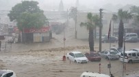 KORDON - İzmir'de Aniden Bastıran Yağış Sele Neden Oldu