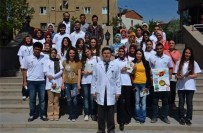 KANSEROJEN MADDE - Üniversiteliler Atık Yağların Toplanması İçin Evleri Dolaştı