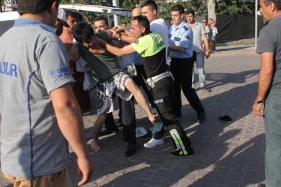 Aracıyla Takla Atan Genç, Kendisini Hastaneye Götürmek İsteyen Polislere Direndi