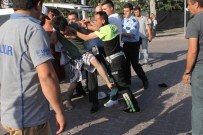 EHLİYETSİZ SÜRÜCÜ - Aracıyla Takla Atan Genç, Kendisini Hastaneye Götürmek İsteyen Polislere Direndi
