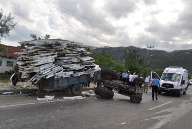 Isparta'da Otomobil İle Traktör Çarpıştı Açıklaması 7 Yaralı