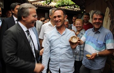 Şahin'den Sigara İçen Tiryakilere Anlamlı Hediye