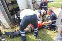 Yunak'da Kamyon Şarampole Devrildi Açıklaması 2 Yaralı