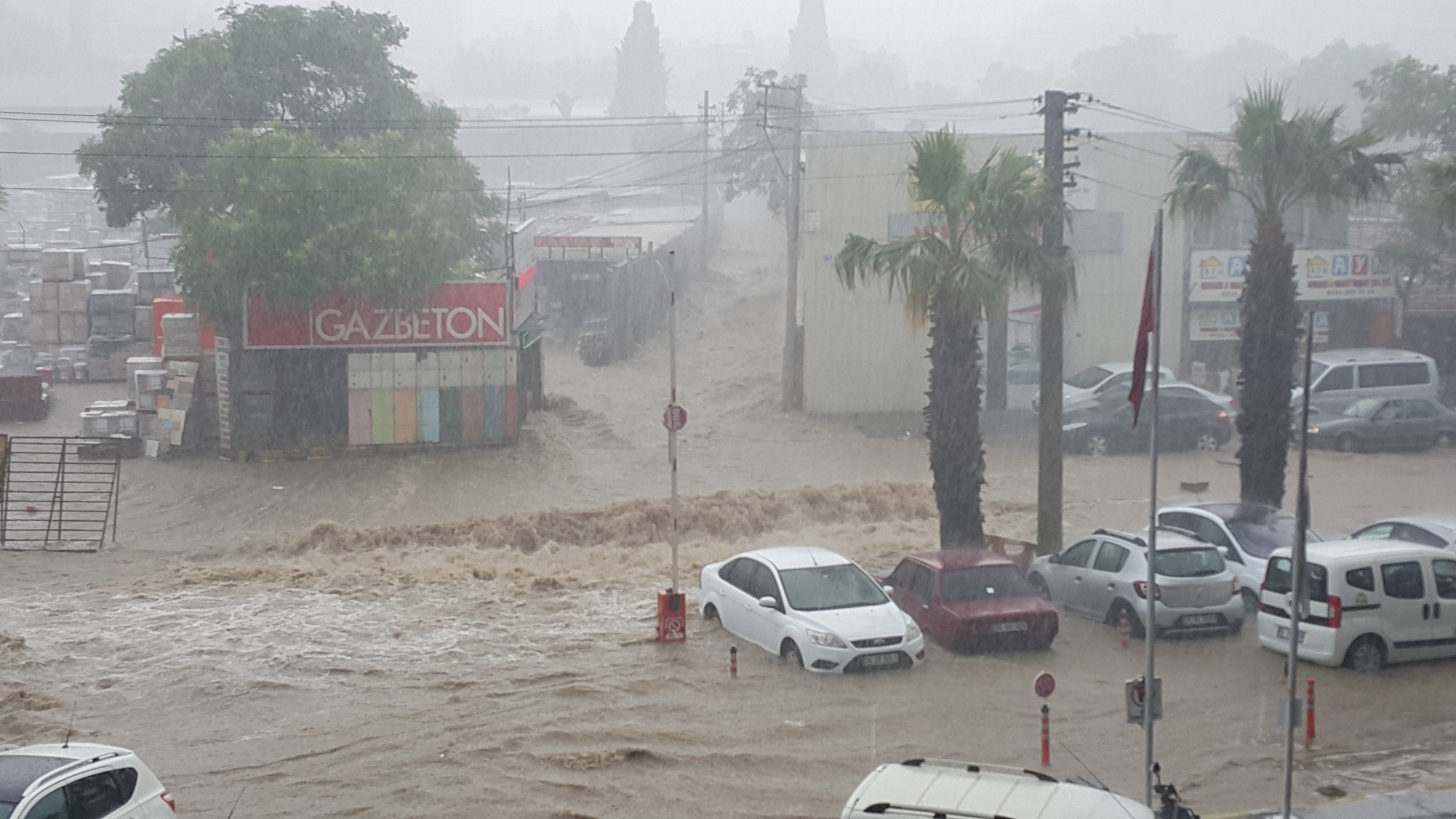 İzmir'de acil servisi su bastı