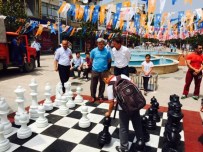 BENZERLIK - Akyazı Belediyesi'nden Çarşıya Satranç Takımı