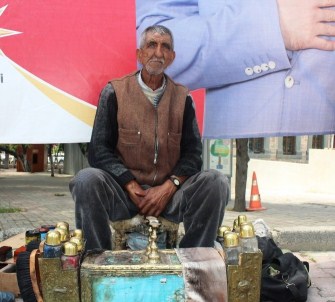 Ekmeğini 55 Yıldır Ayakkabı Boyayarak Kazanıyor