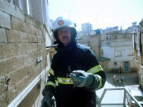 Kilis'te İtfaiyeden Serçe Operasyonu