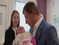 Başbakan Davutoğlu bebeğinm kulağına ezan okuyup, isim verdi