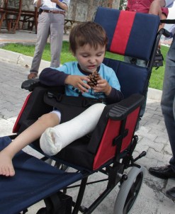 Kent Konseyi'nden Engelli Çocuğa Tekerlekli Sandalye