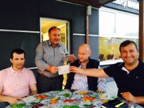 Muhtar Seçmen Kağıtlarını Kendi Elleriyle Dağıtıyor