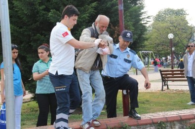 Parkta Fenalaşan Yaşlı Adam Hastaneye Kaldırıldı