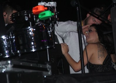 Pop Müzik Sanatçısı İrem Derici Sahnede Fenalaştı