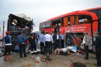 ÇEŞMELI - Seçim Otobüsü Kaza Yaptı Açıklaması 3 Yaralı
