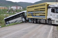 Tunceli'de Trafik Kazası Açıklaması 2 Ölü, 20 Yaralı