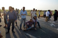 BIÇAKLI KAVGA - Yol Kapatan Çiftçiler İle Sürücüler Arasında Kavga Açıklaması 4 Yaralı