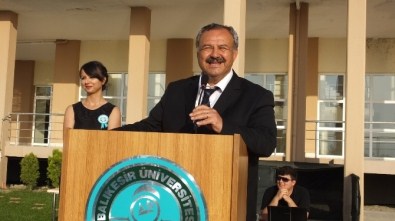 Burhaniye Uygulamalı Bilimler'de Mezuniyet Coşkusu