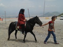 Erciyes'te Atlı Cirit Gösterisi İzleyenleri Hayran Bıraktı