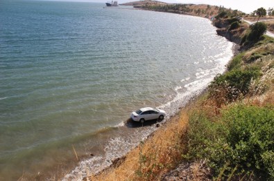 Otomobil 30 Metreden Denize Uçtu