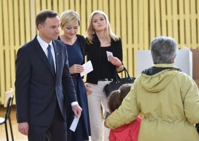 Polonya'da Cumhurbaşkanlığı Adayı Duda Oyunu Kullandı