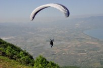 Yamaç Paraşütü Renkli Görüntülere Sahne Oldu