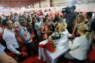 Zahide Yetiş 7. Kitap Fuarında Hayranlarıyla Buluştu