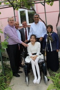 Başbakan'dan Engelli Kız Çocuğuna Akülü Araç