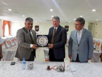 ŞAKIR ERDEN - Başkan Özgüven'e Plaket