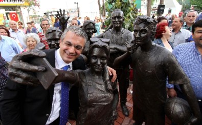 Bir Öz Çekim Heykeli De İzmir'den